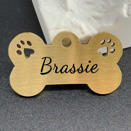 Elegante placa de latón para perro "Brassie" con diseño de pata y grabado personalizado