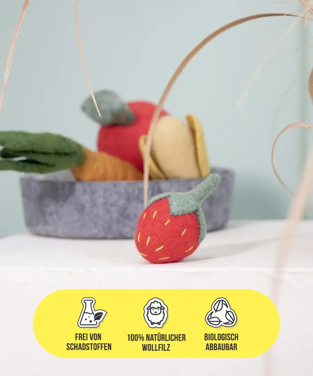 BUDDY. Juguete para perro de fieltro de lana "Fresa" 